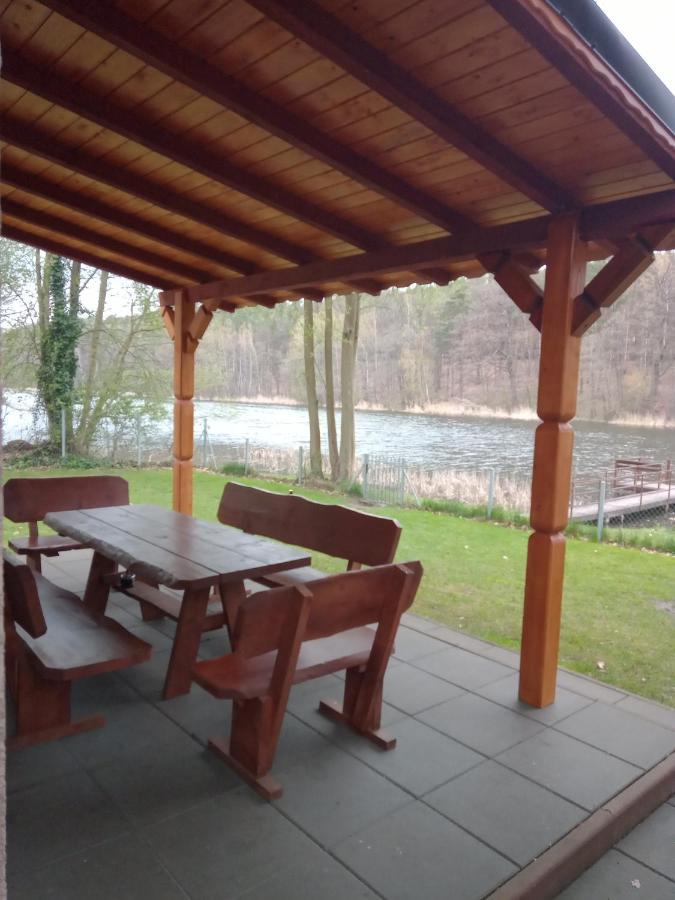 Urokliwy Domek Nad Brzegiem Jeziora Lubiatów Exterior foto